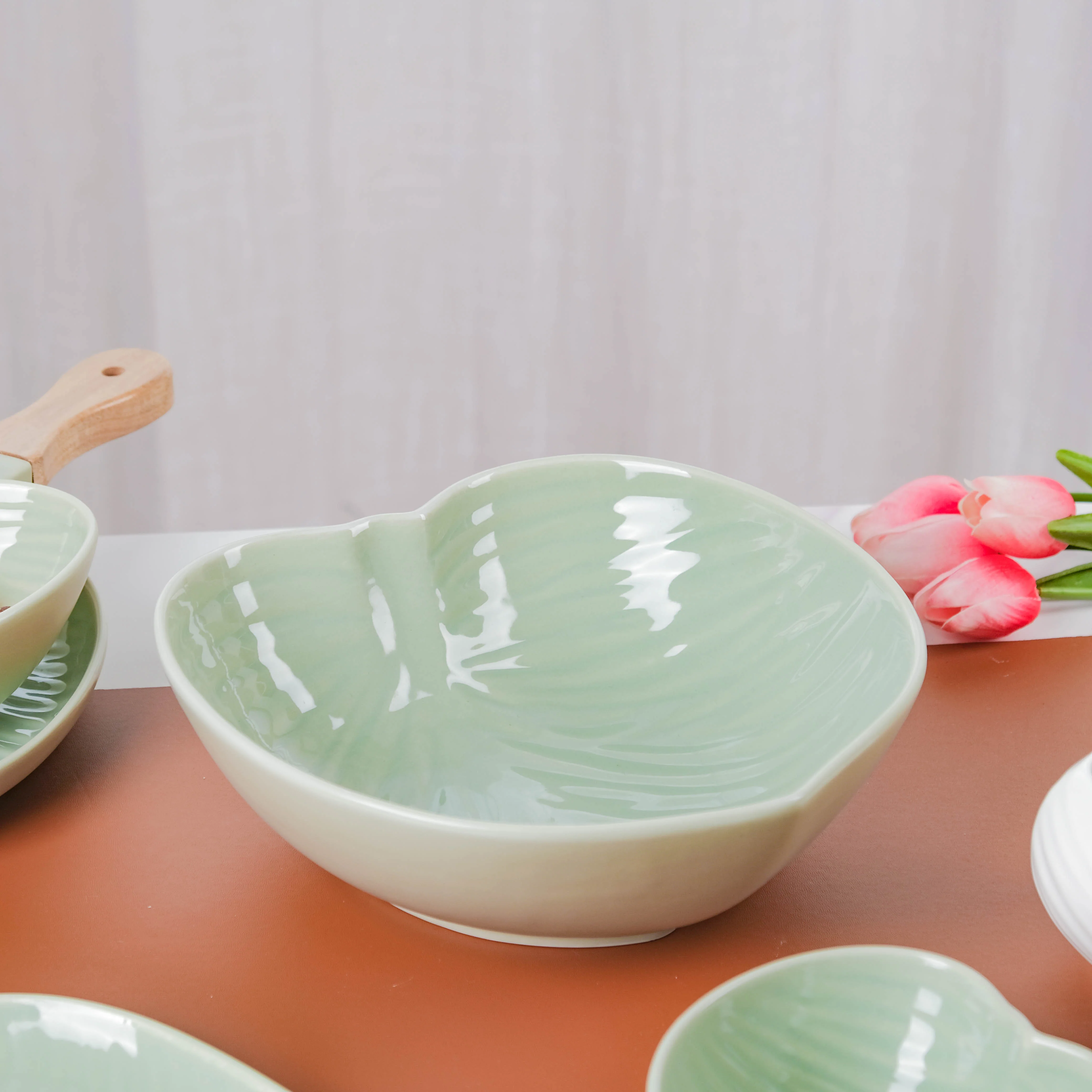 Taro Leaf Serving Bowl 9 Inch - Image 3