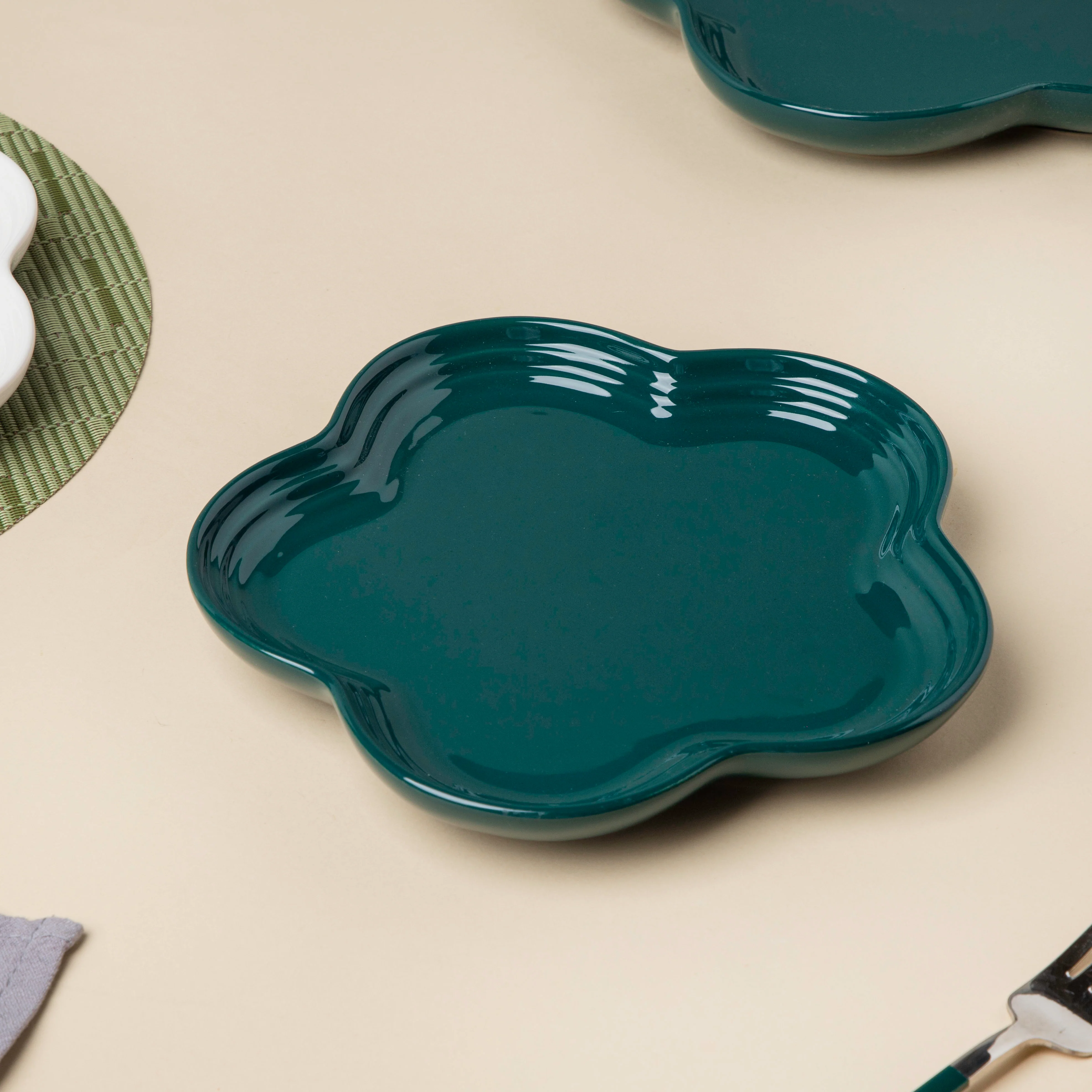 Teal Delight Daisy Snack Plate 8 Inch - Image 4