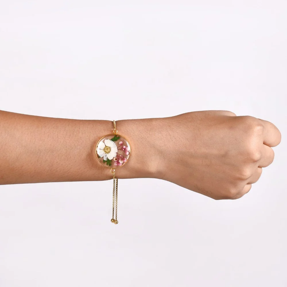Whispers Of Daisy Gold Chain Bracelet - Image 4