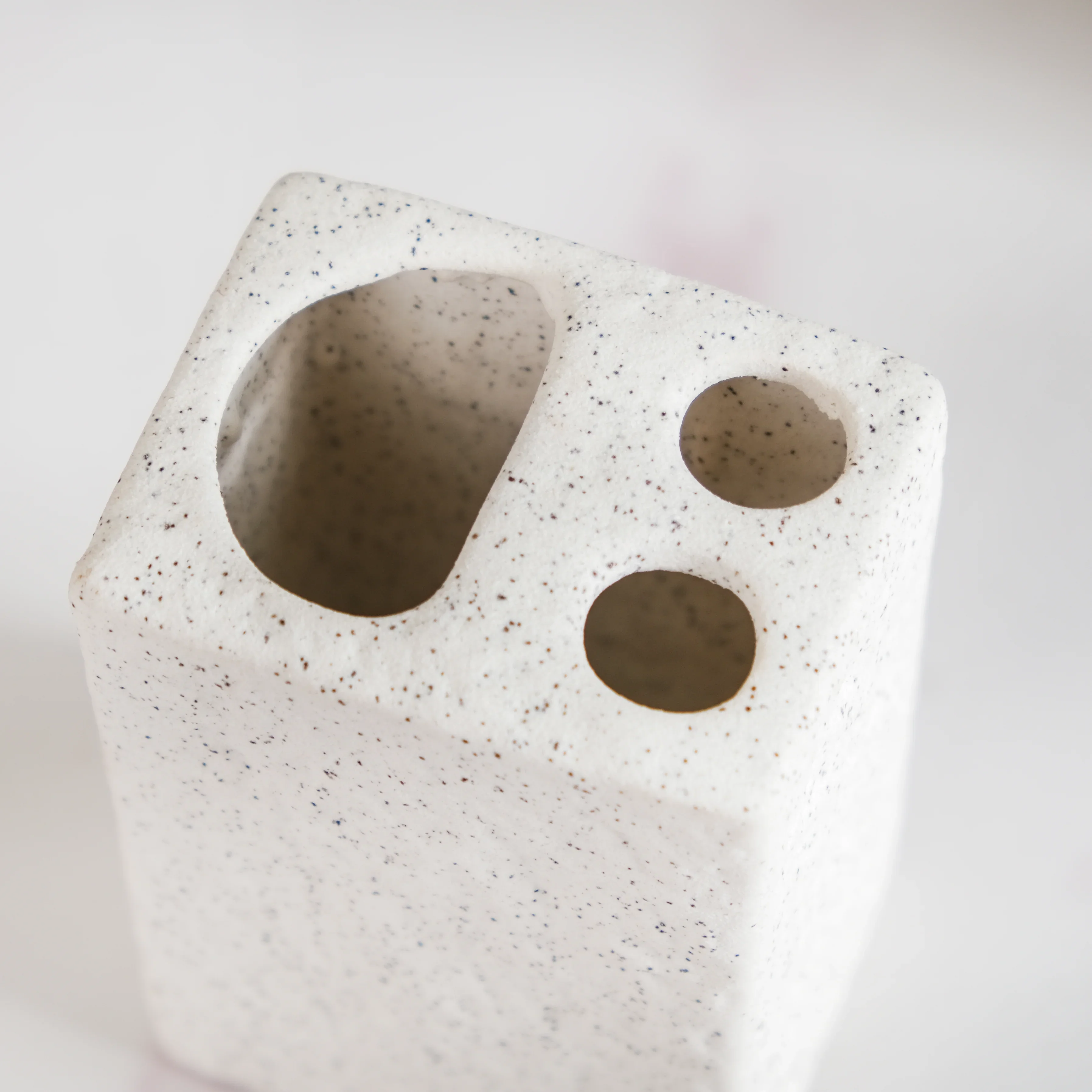 White Stone Bathroom Accessories Set Of 3 - Image 11