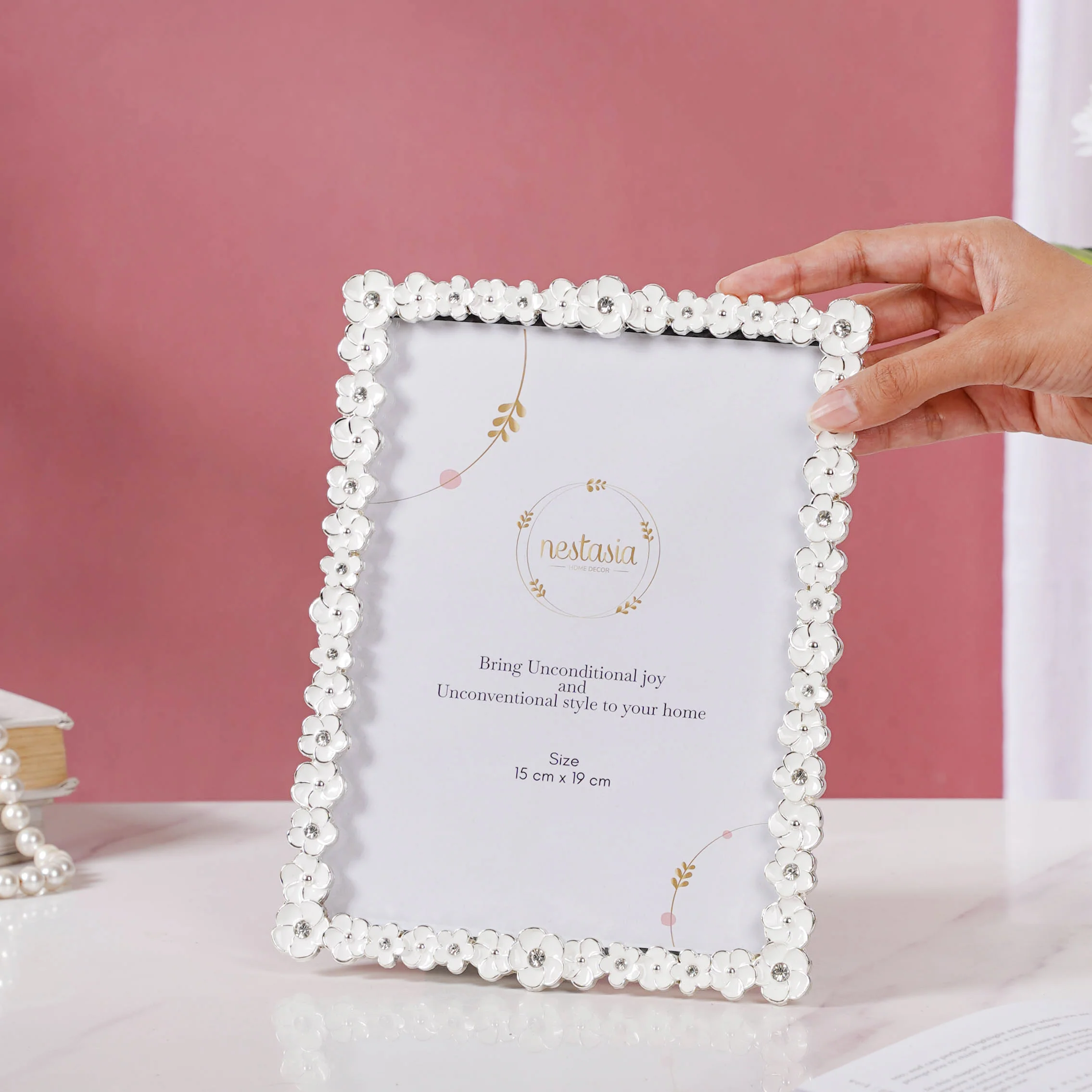 White Wreath Photo Frame Large - Image 2