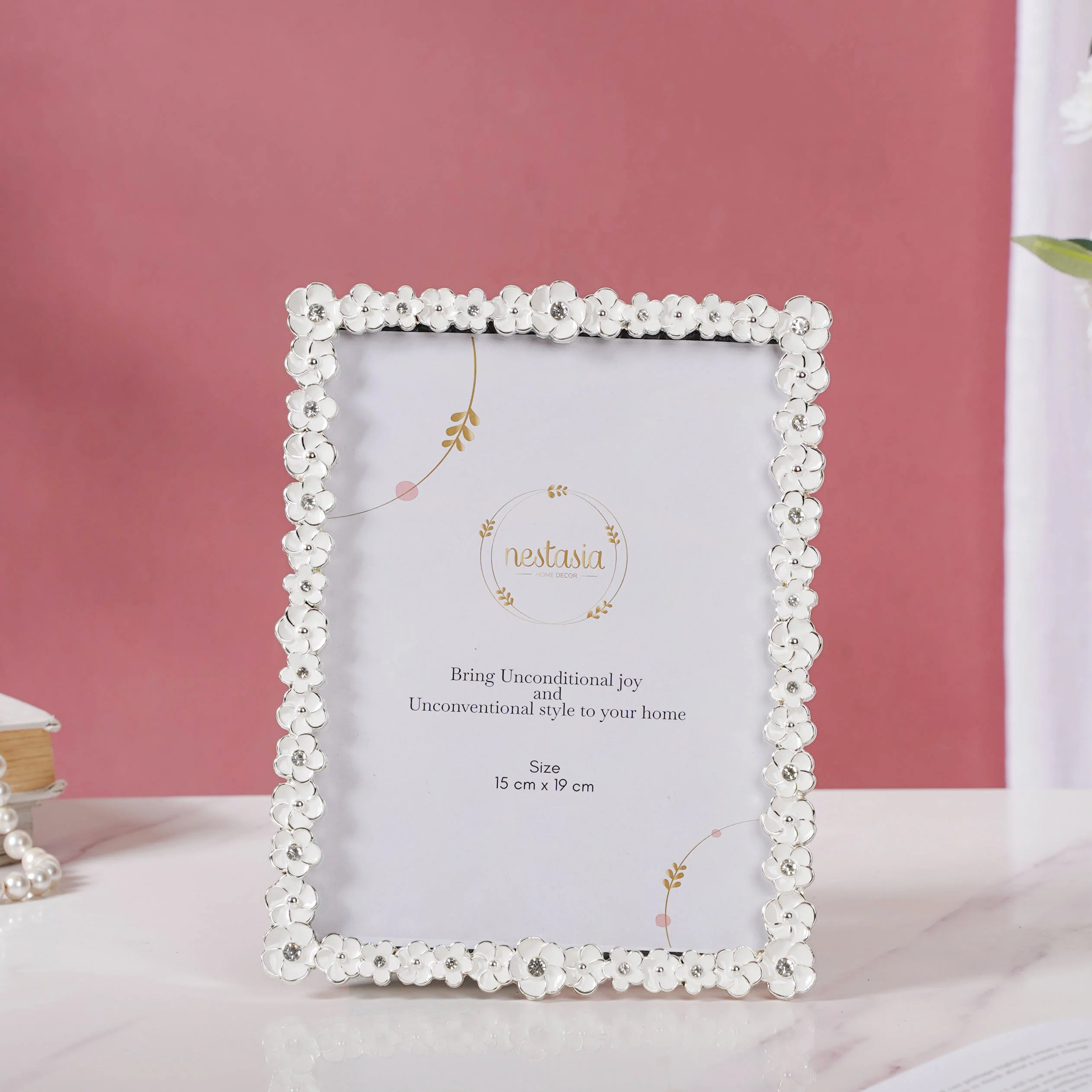 White Wreath Photo Frame Large - Image 3