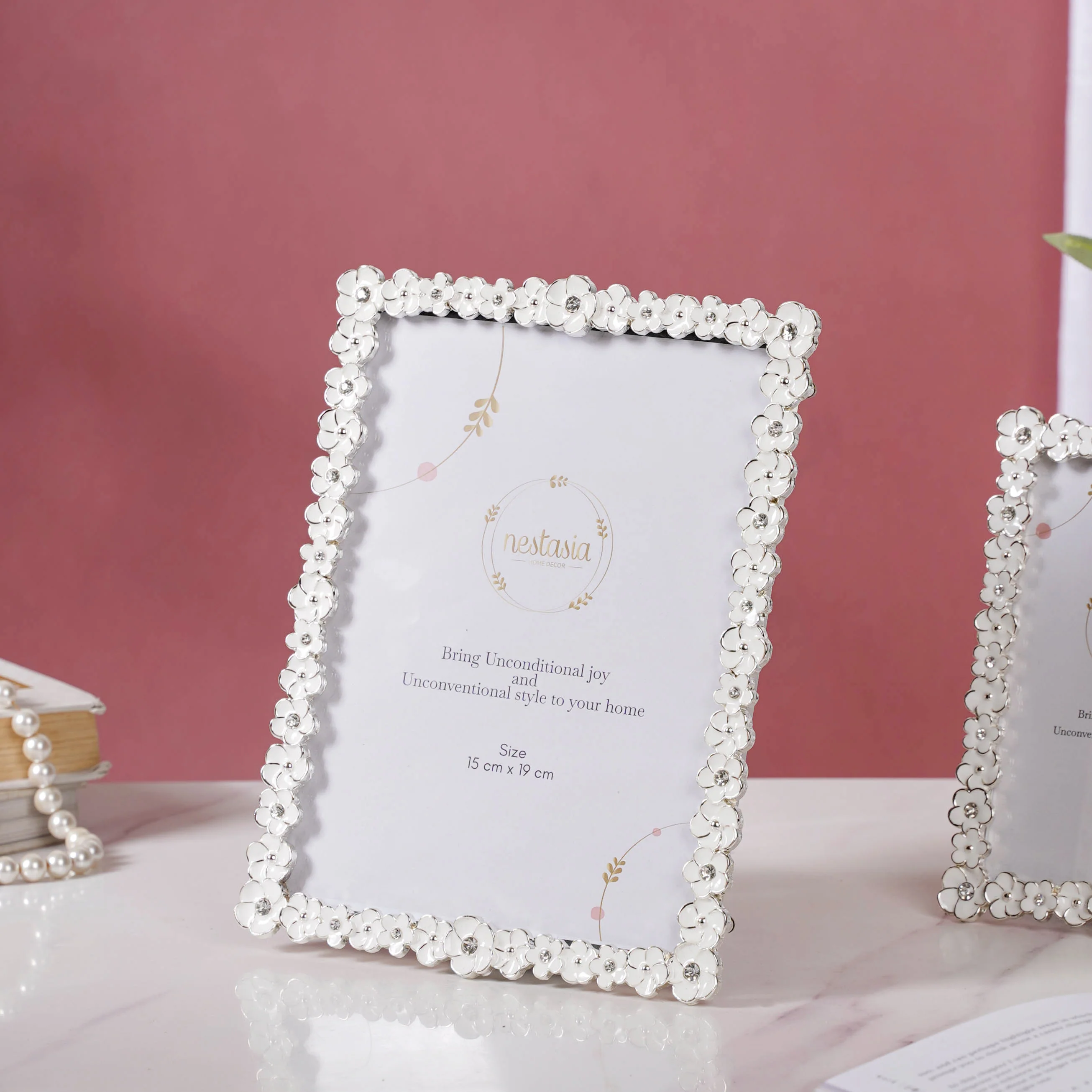 White Wreath Photo Frame Large - Image 4
