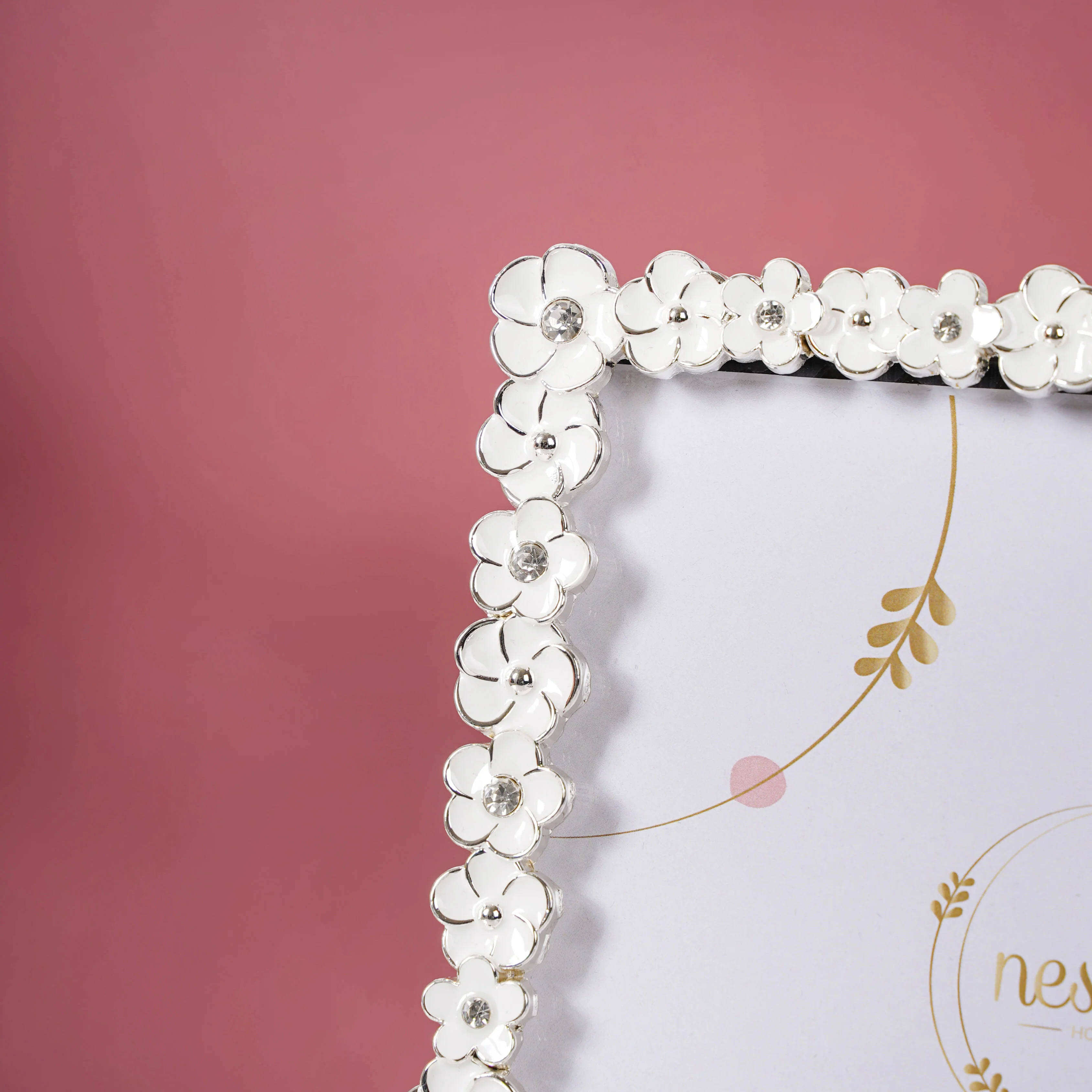 White Wreath Photo Frame Large - Image 5