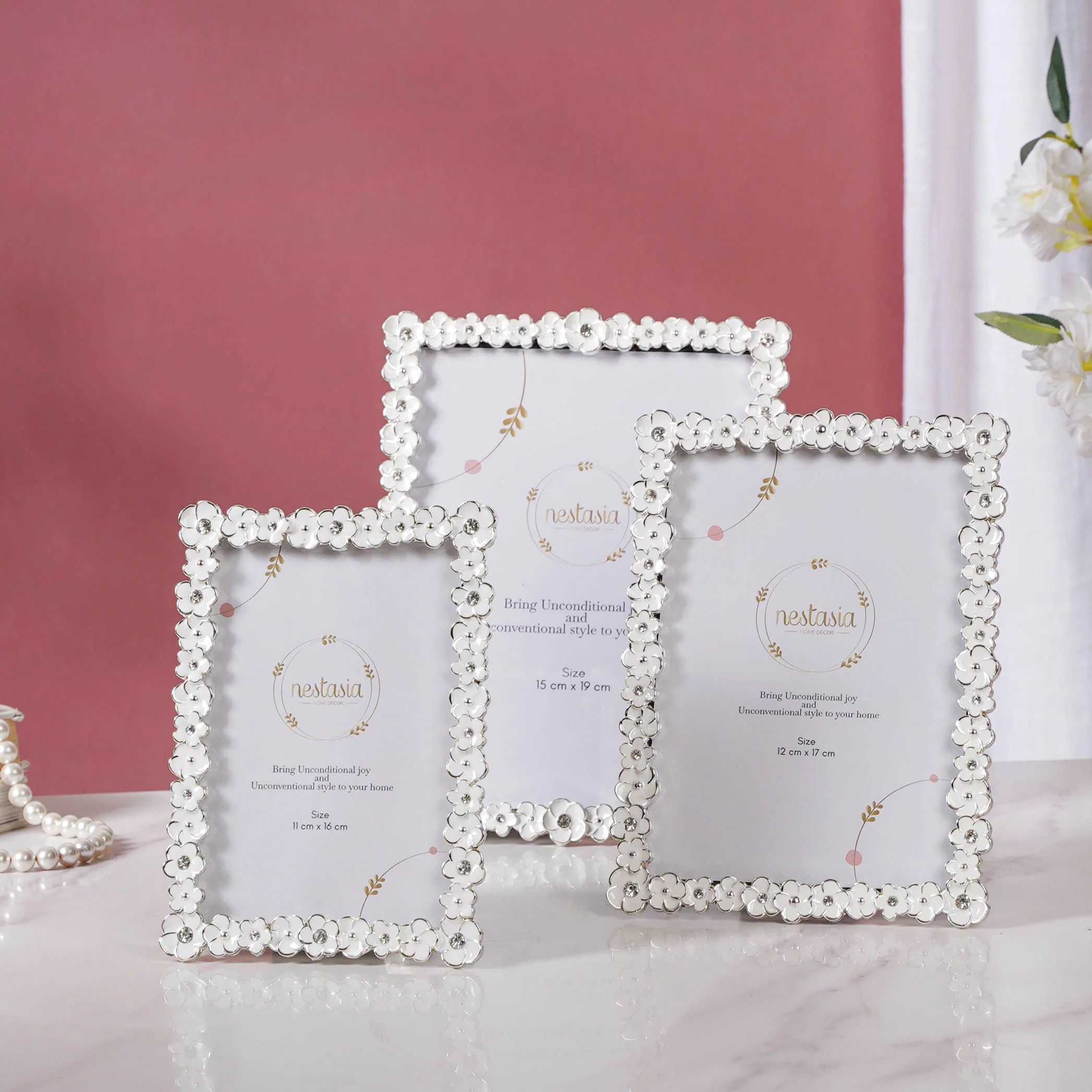 White Wreath Photo Frame Small - Image 5