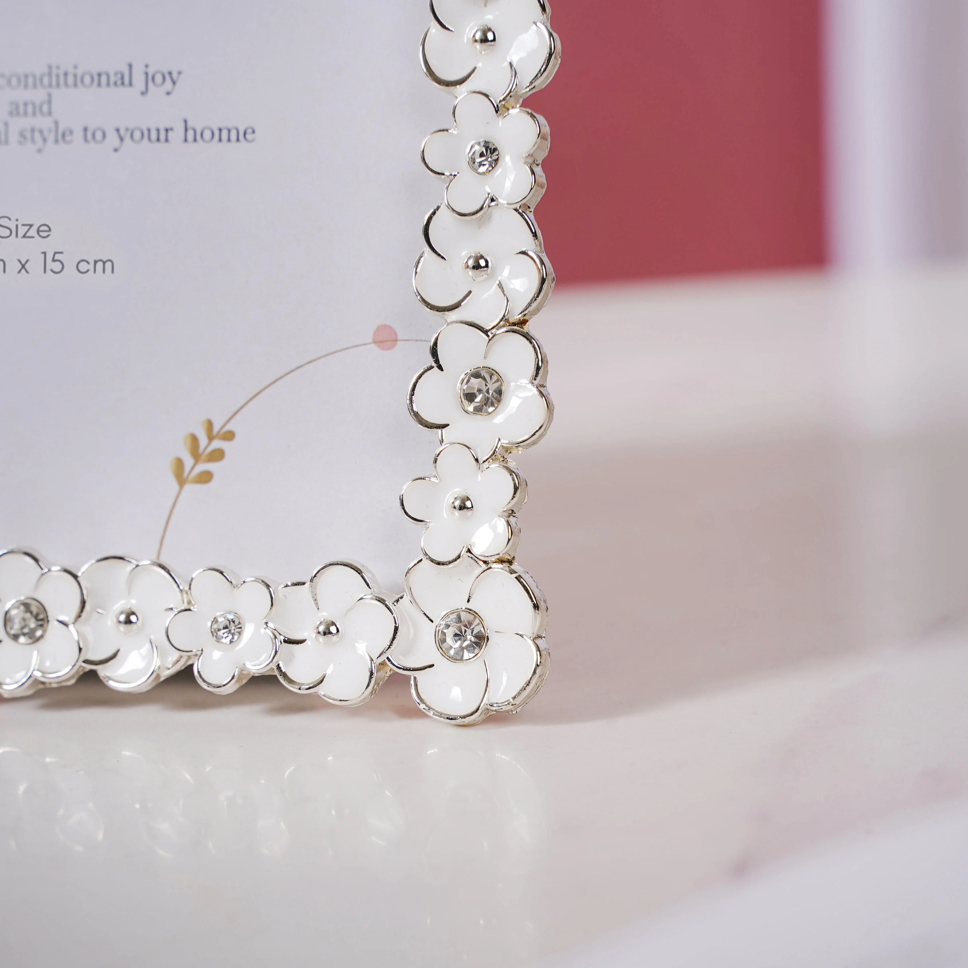 White Wreath Photo Frame Small - Image 6