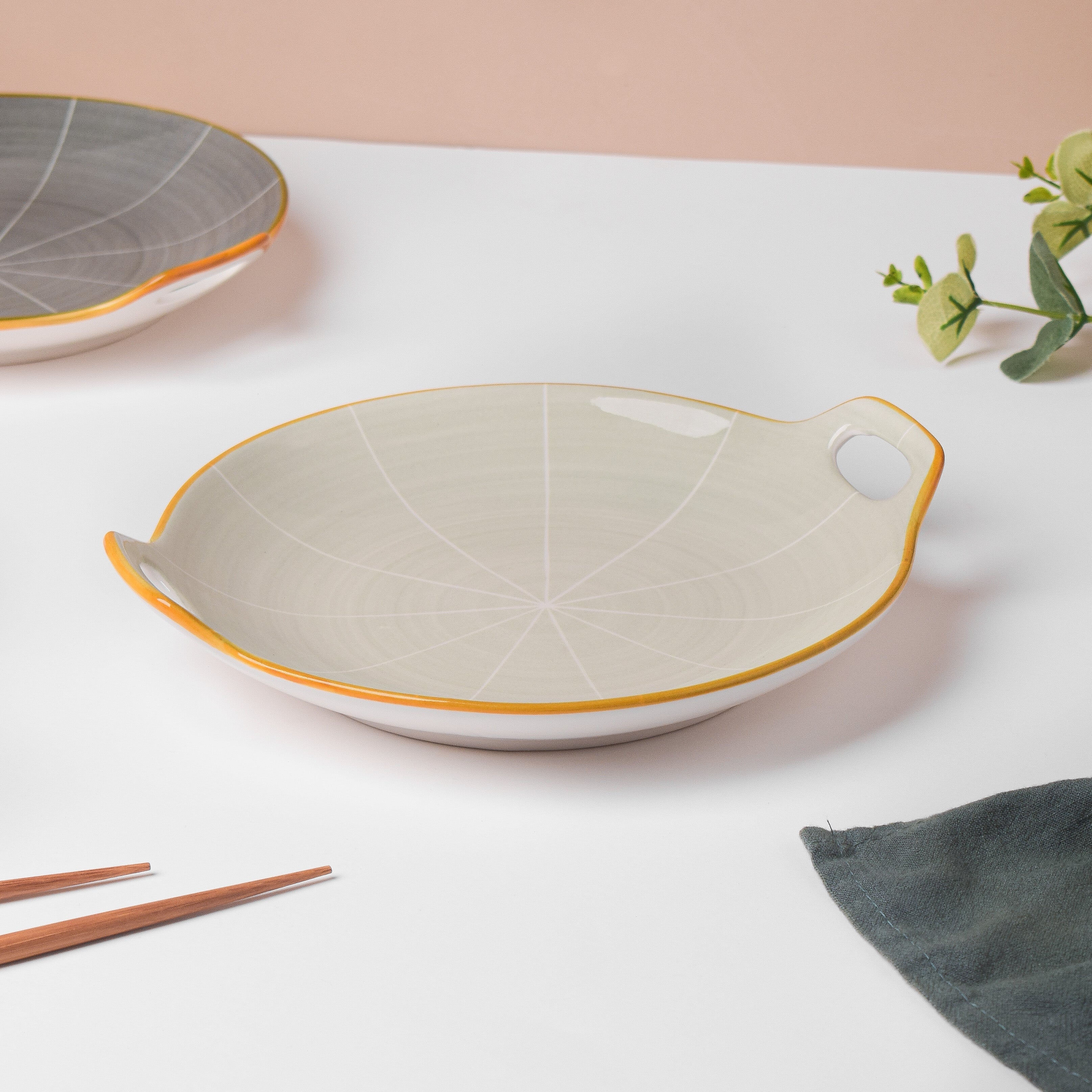 Willow Light Grey Round Plate With Handle 9.5 inch - Image 3